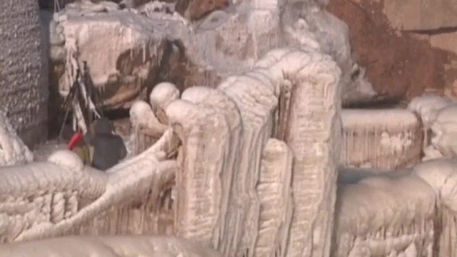 Замръзналият водопад в Китай и неговите ледени скулптури