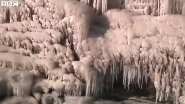 Замръзналият водопад в Китай и неговите ледени фигурки привличат хора от цял свят - Видео на ББС