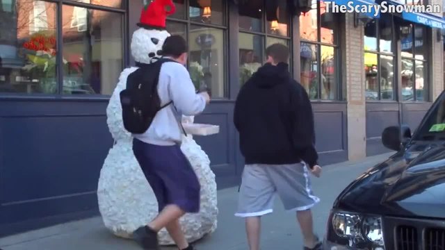 Снежен човек плаши хората на улицата - Коледна шега