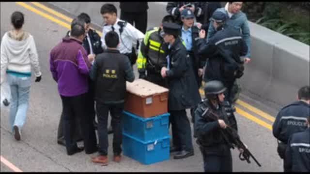 68 милиона долара се разпиляха по булевард в ХонгКонг (Hong Kong crash sparks money grab)