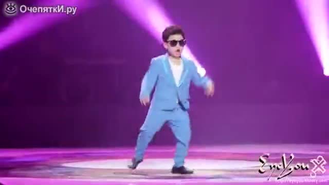 Дете изненада публиката с танца на *Gangnamstyle*!