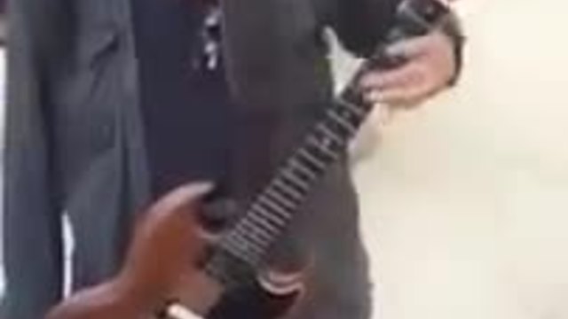 Уличен китарист с една ръка свири &quot; Voodoo Child&quot;
