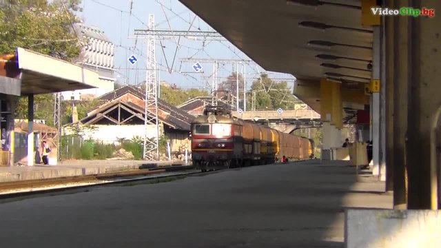 Централна гара Пловдив - товарен влак пристига на втори коловоз.