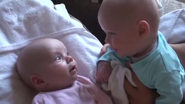 Най-сладките бебчета близнаци се разбират по бебешки