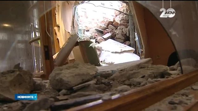 Колона се срути и разруши каса на зала "България" | Новини 30.12.2014