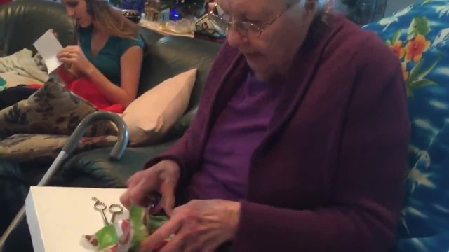 Баба се радва, че подаръка не е истински Iphone