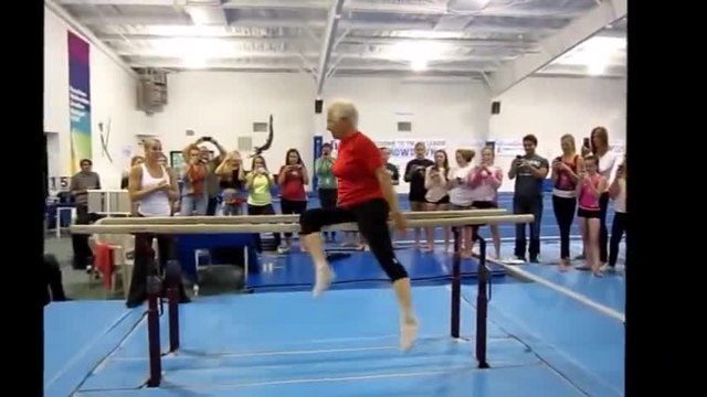 Яка Баба на 90 години стана учителка по фитнес - Ето страхотни умения на успоредка!!!
