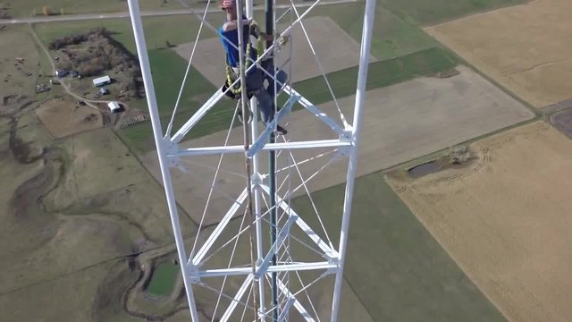 Работник сменя крушка на телевизионна кула с височина 477 метра