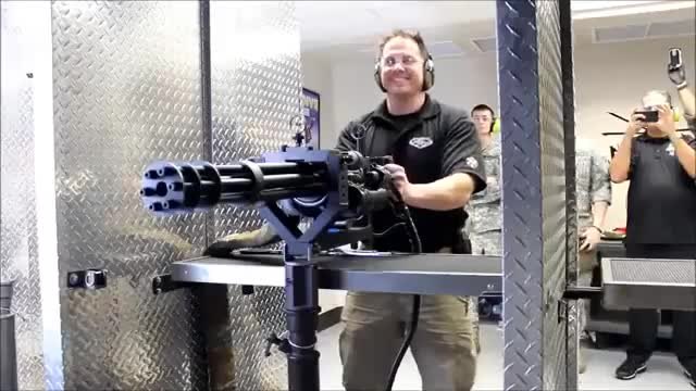 Изстрелване на 90 патрона за 1,25 секунди с Minigun