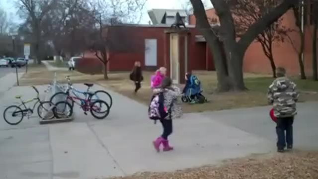 Това малко дете знае как да пристигне със стил на училище