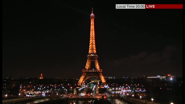 Айфеловата кула угасна в памет на жертвите от Шарли ебдо