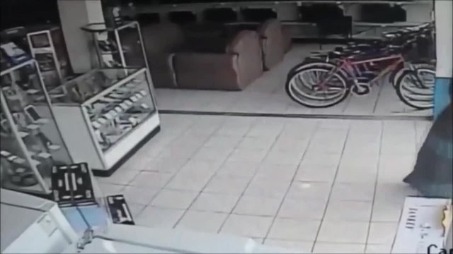 Как се краде телевизор в Мали за секунди