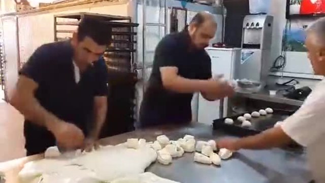 Майстори правят хлебчета със страхотна бързина