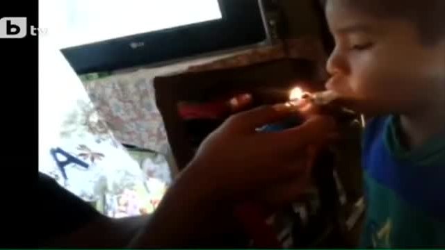 Младеж кара петгодишния си брат да пуши марихуана