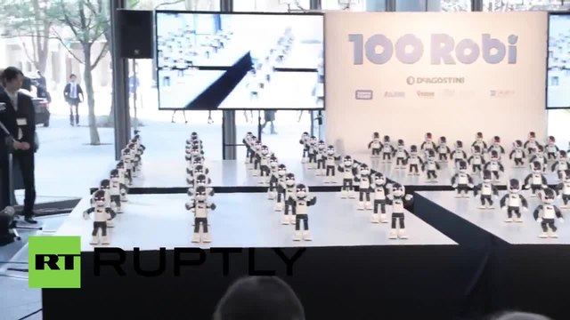 100 мини роботи танцуват в синхрон