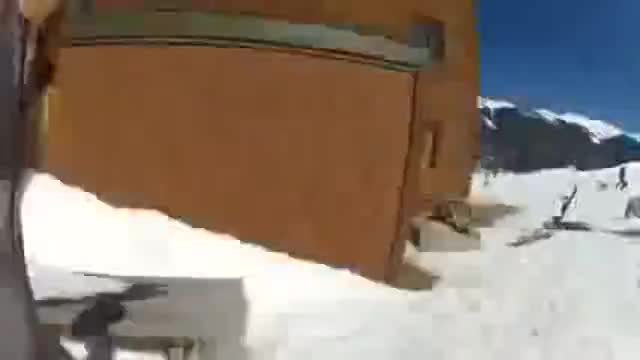 Мацки по бански щуро спускане с Snowboarding (красота)