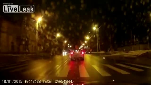 Жена е блъсната от кола докато пресича кръстовище
