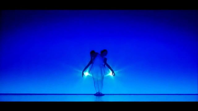 Японски танцьори , използващи светлини в тяхното хипнотизиращо изпълнение !