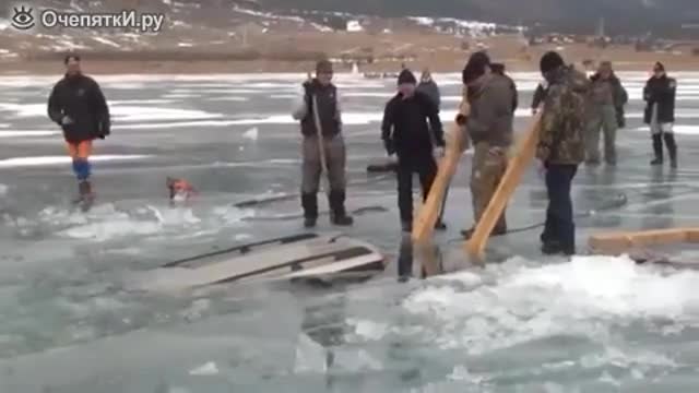 Руснаци вадят автомобил заседнал в леда