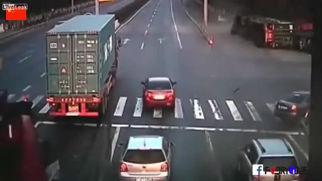 Шофьор на камион прави добра маневра, за да избегне удар