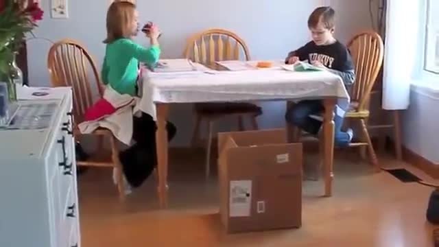 Деца получават кученце за подарък