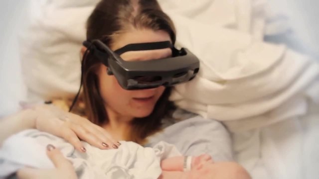 Сляпа жена вижда бебето си за първи път чрез технологични очила
