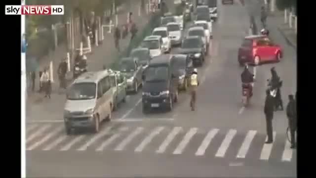 Полицай в Китай с риск за живота си успява да спре пиян шофьор!