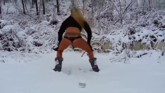 Секи маце играе Twerk на снега