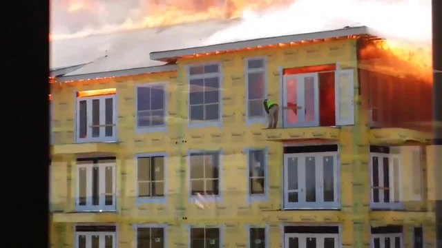 Пожарникар спасява ловък работник от горяща сграда бягащ от настъпващият огнен капан!