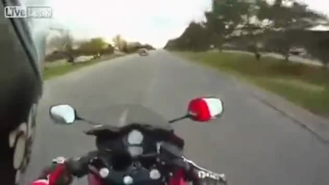 Моментът, в който този моторист разбра, че мотора му изобщо не може да върви!