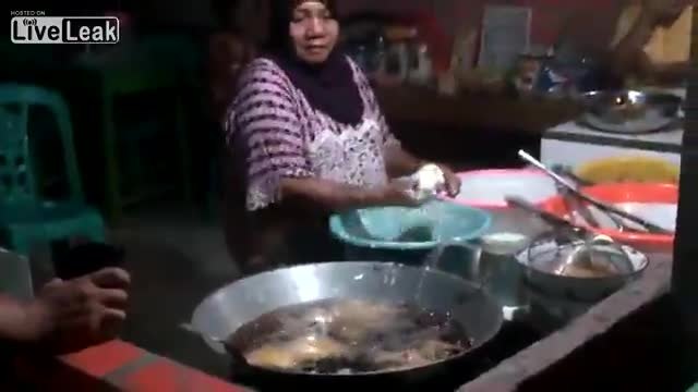 Как готвят в Индия с голи ръце в горещо олио