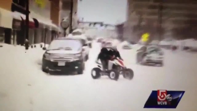 Щураци-Каскадьори с АTV уловени в кадър на репортер се блъскат в джип по време на снежна буря