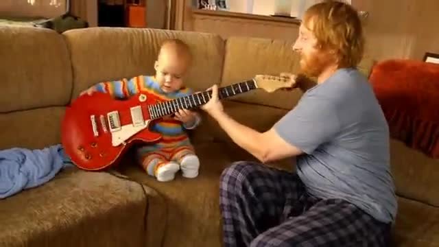 Бебе свири на китара