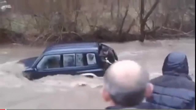Старец спасен от водите на река