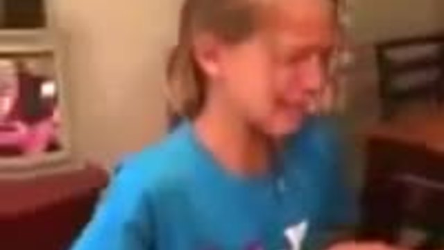 Малко момиче се разплака, след като получи кученце за рождения й ден.