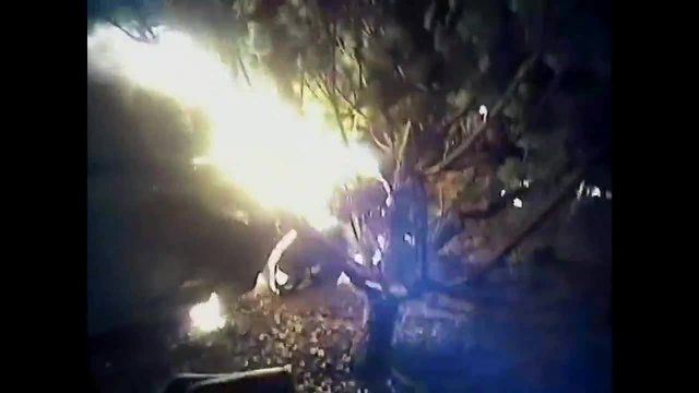 Полицаи герои измъкват човек от горящ автомобил