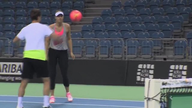 Мария Шарапова показва футболни умения