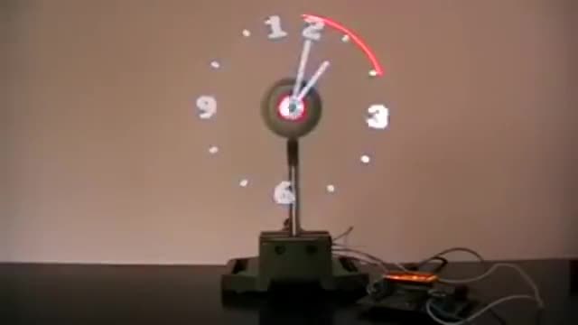 Атрактивен часовник, създаден само от една перка