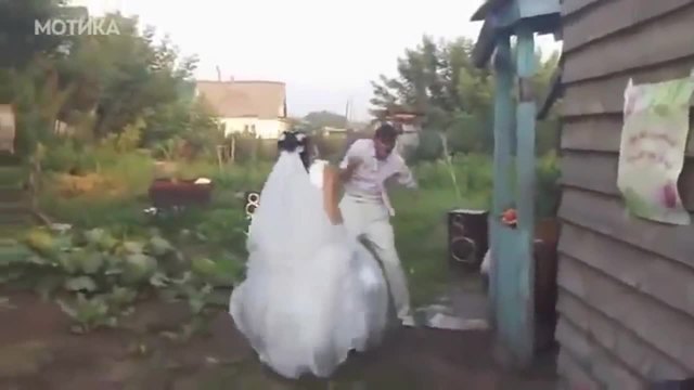 Руска селска сватба в градината при зелките ( Много Смях )