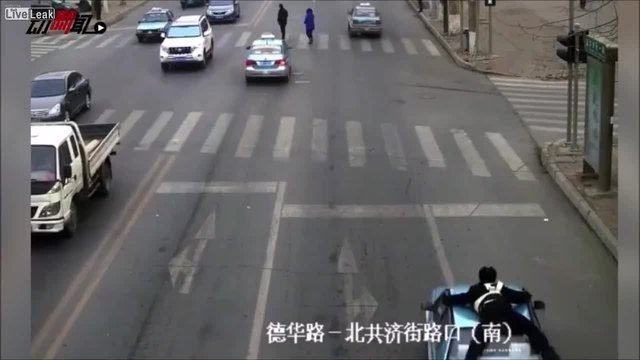 Полицай прави отчаян опит да спре нарушител на пътя