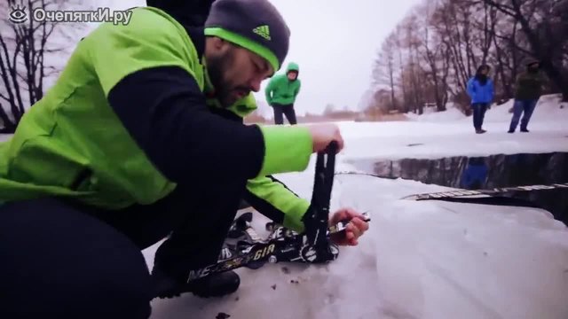 Руснаци скачат в дупка с ледена вода