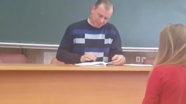 Преподавател проверява лекции