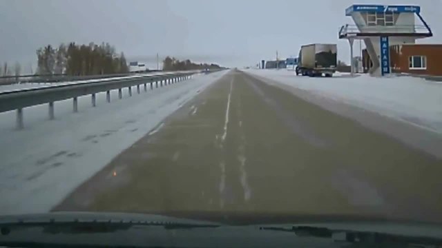 Какво става, когато се размине автомобил със снегорин на магистралата!