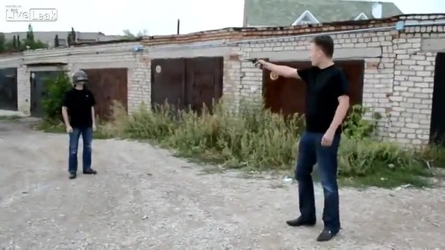 Луд руснак тества каска с пистолет