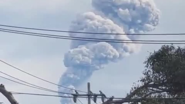 Изригна вулканът Колима в Мексико
