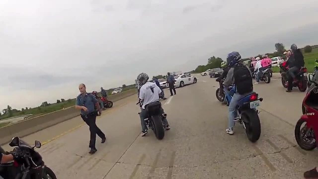 Моторист бяга от полицейска блокада.