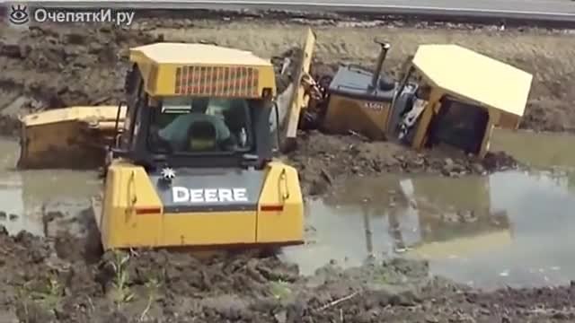 Смел багерист измъква от калта затъналият трактор на колегата си !