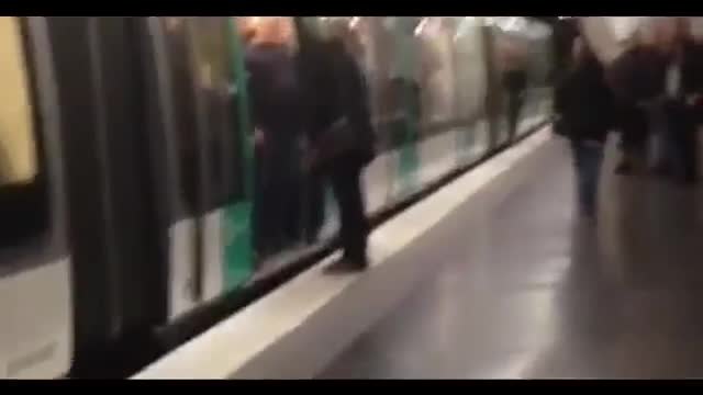 Фенове на челси непозволяват на чернокож да ползва метрото