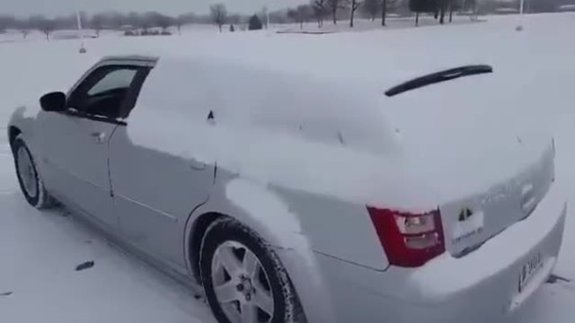 Ето как бързо се почиства кола от покрилият я сняг !