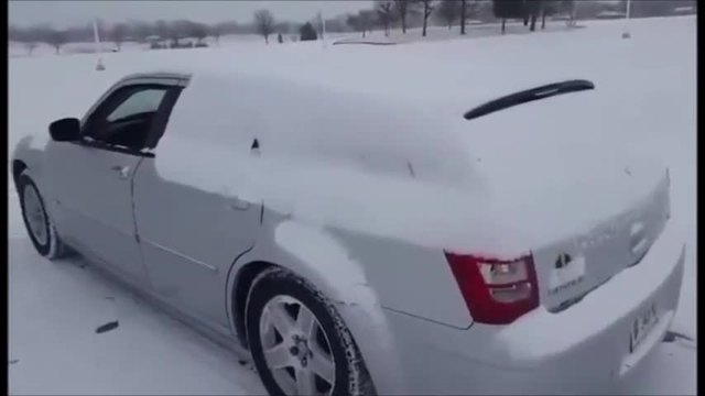 Бързо почистване на колата от снега